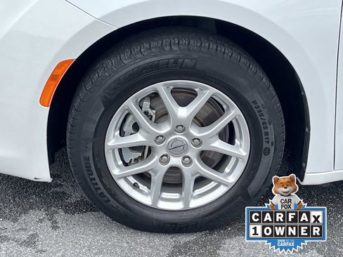 Used 2023 Chrysler Voyager LX image 10