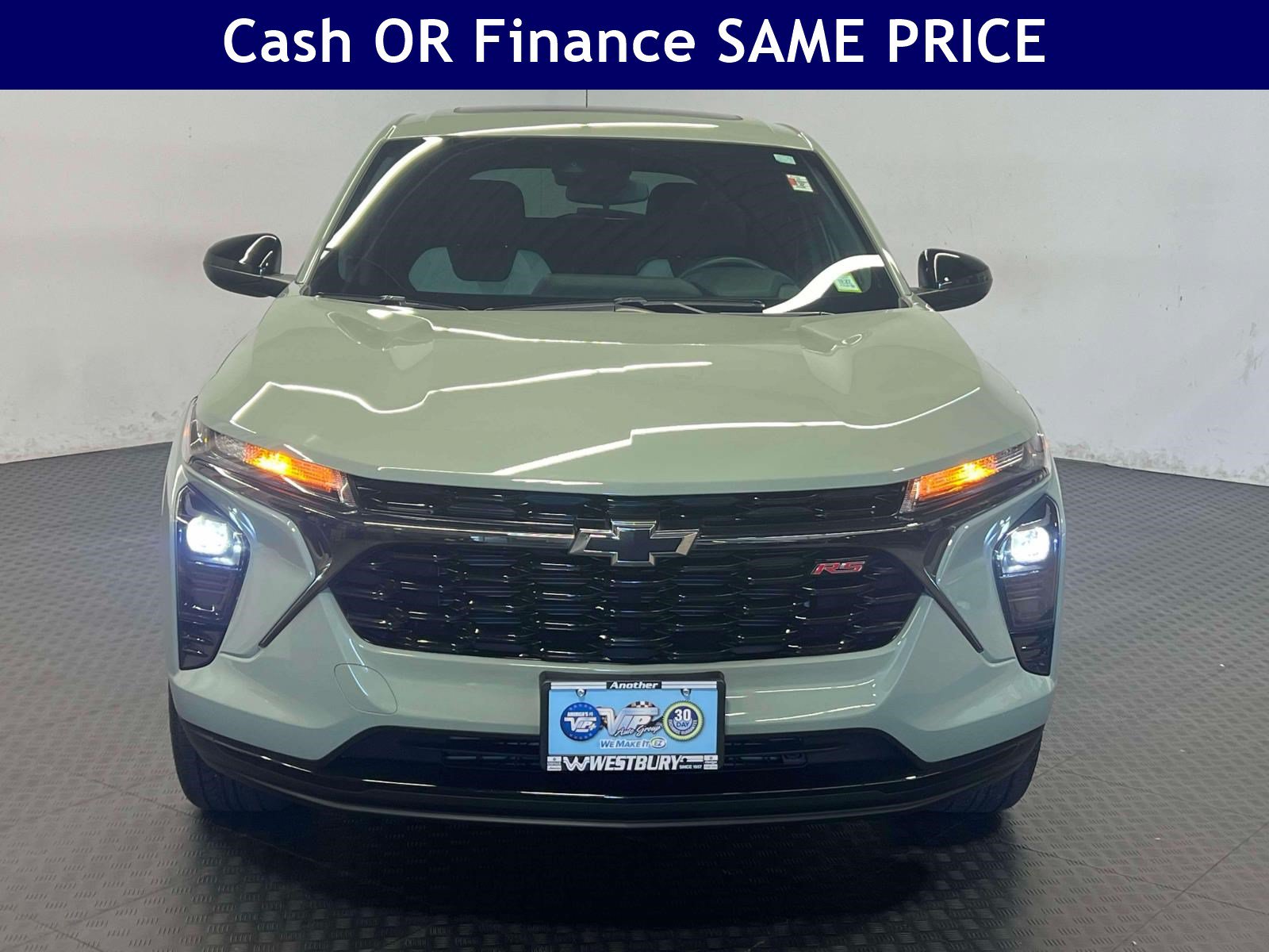 Used 2024 Chevrolet Trax RS w/ Sunroof Package FWD image 2