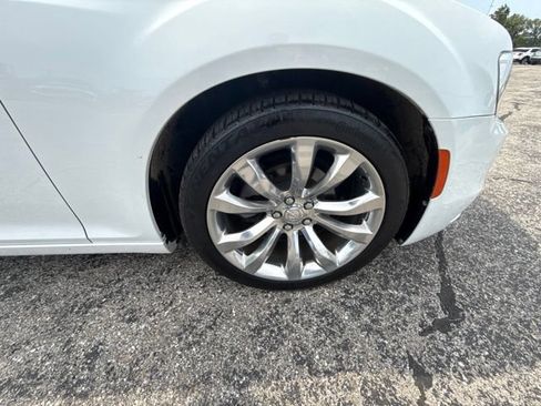 Used 2019 Chrysler 300 Touring w/ Chrome Appearance Package RWD image 14