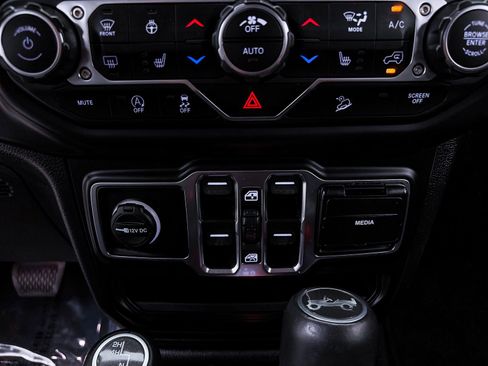 Used 2019 Jeep Wrangler Unlimited Sahara AWD/4WD image 24