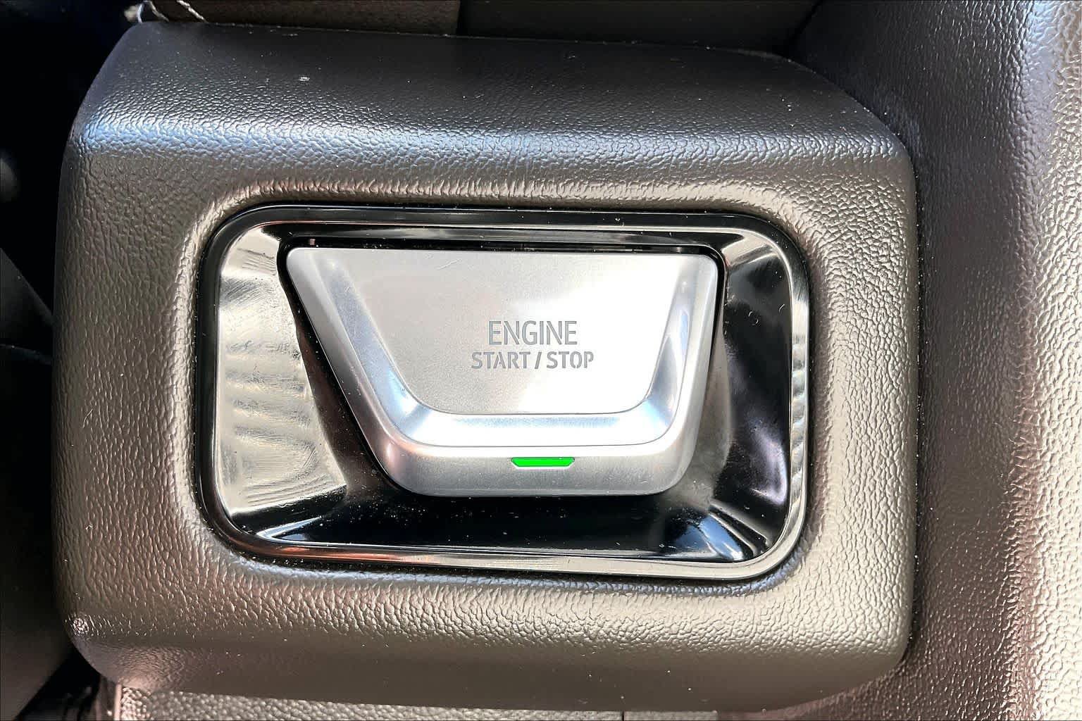 Used 2025 GMC Yukon Denali RWD image 32