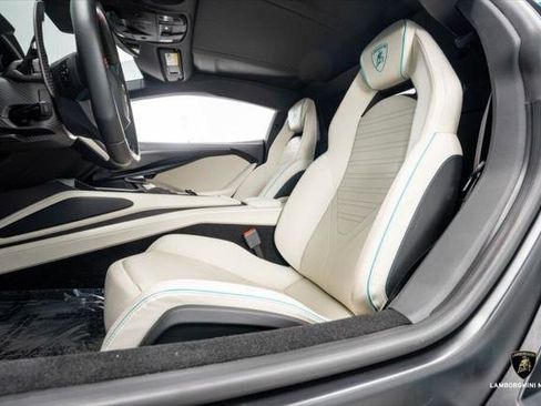 Used 2025 Lamborghini Revuelto image 42
