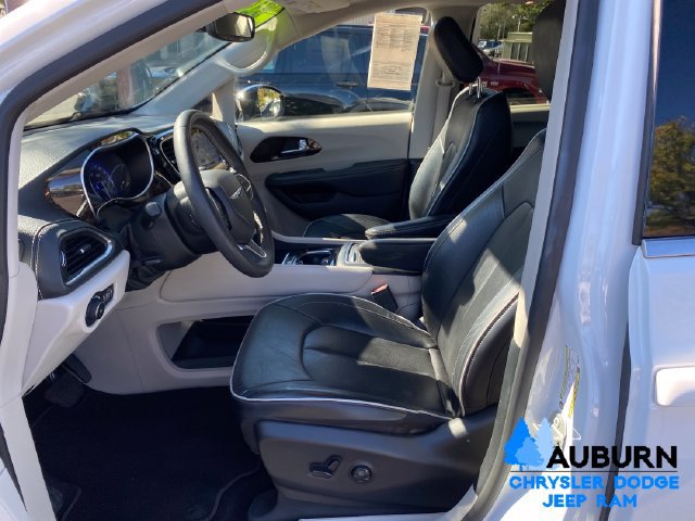 Used 2023 Chrysler Pacifica Limited FWD image 11