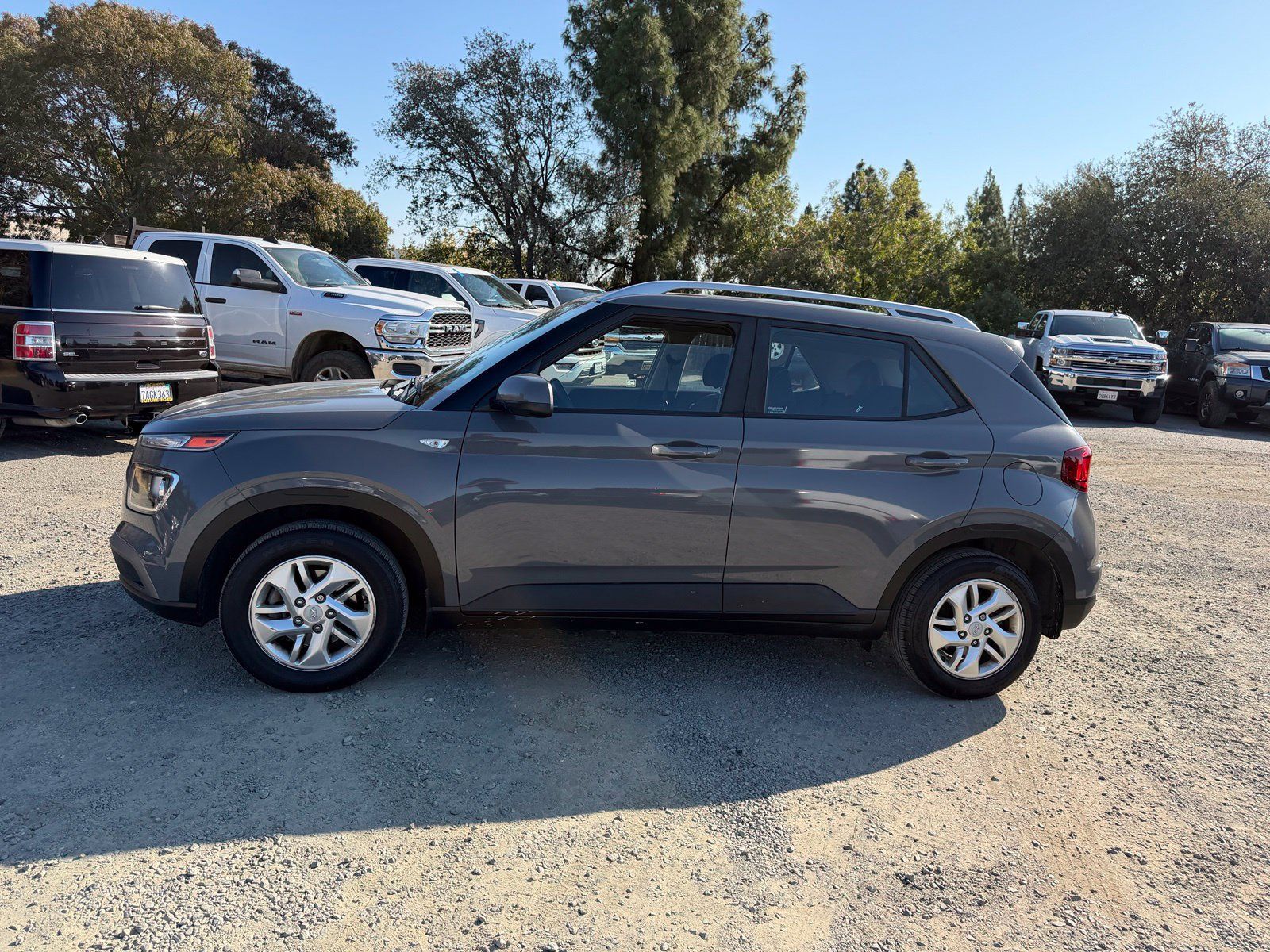 Used 2020 Hyundai Venue SEL FWD image 2