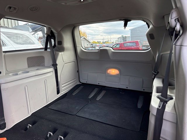 Used 2016 Chrysler Town & Country Touring FWD image 10
