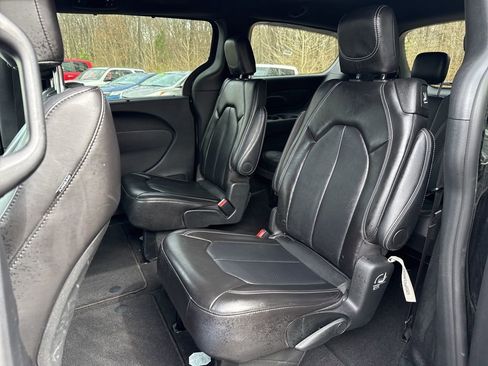 Used 2025 Chrysler Pacifica Select image 33