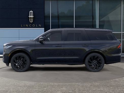 New 2026 Lincoln Navigator Reserve w/ Jet Appearance Package AWD/4WD image 3