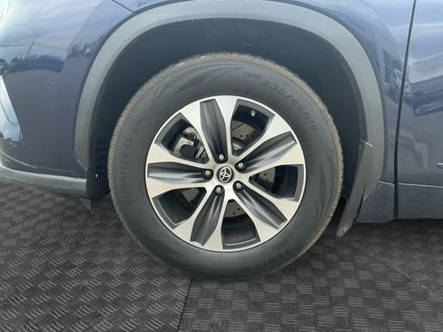 Used 2021 Toyota Highlander XLE AWD/4WD image 14
