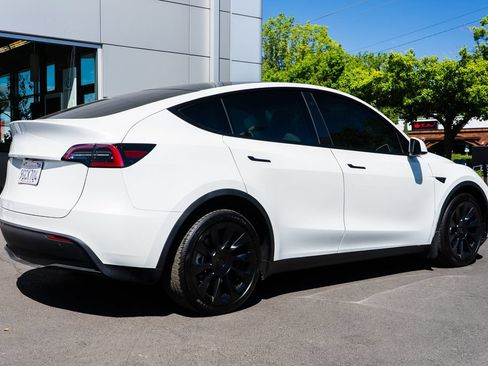 Used 2023 Tesla Model Y Long Range AWD/4WD image 6