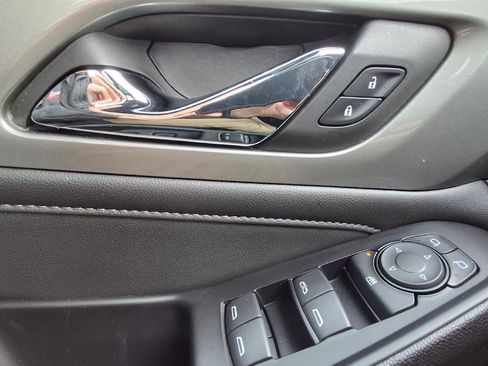 Used 2023 Chevrolet Traverse LT image 13