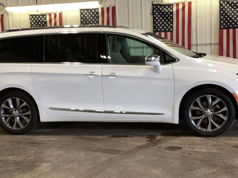 Used 2017 Chrysler Pacifica Limited image 18