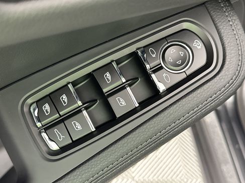 Certified 2025 Porsche Macan image 13