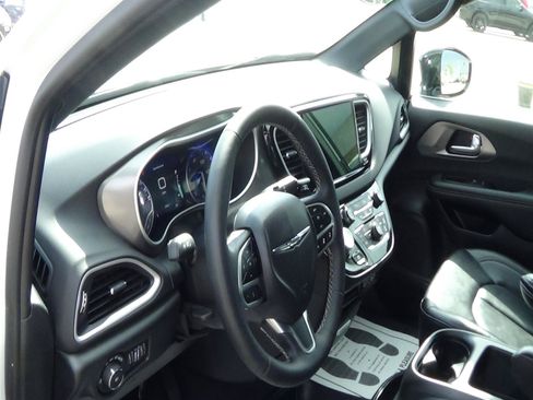 Certified 2025 Chrysler Pacifica Select FWD image 17