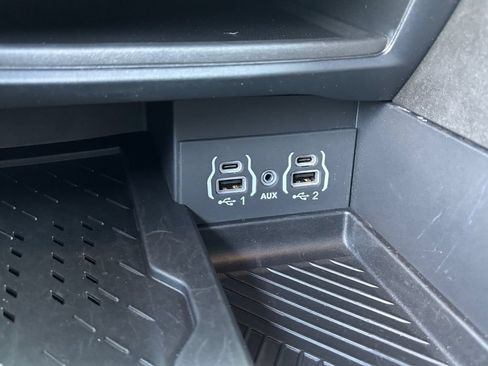 Used 2025 Chrysler Pacifica Limited FWD image 27