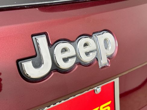 Used 2018 Jeep Grand Cherokee Limited image 27