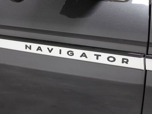Used 2025 Lincoln Navigator Reserve image 11