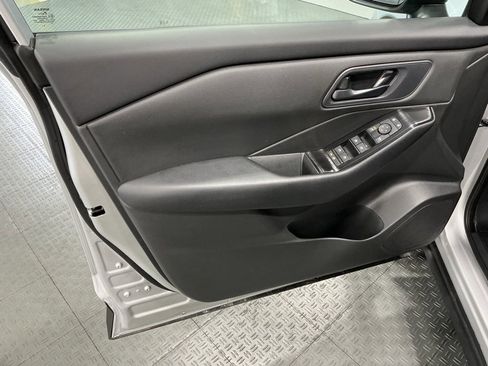 Used 2025 Nissan Rogue S image 23