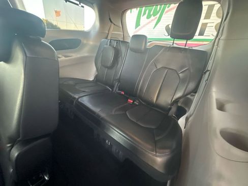 Used 2019 Chrysler Pacifica Touring-L Plus image 17
