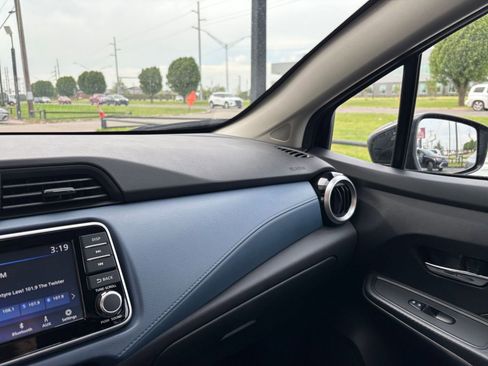 Used 2025 Nissan Versa SV image 33