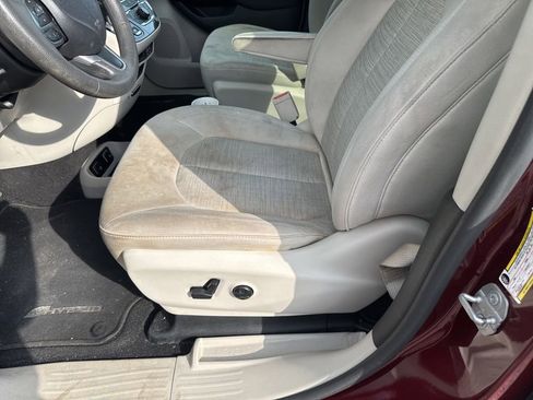 Used 2018 Chrysler Pacifica Touring Plus image 3