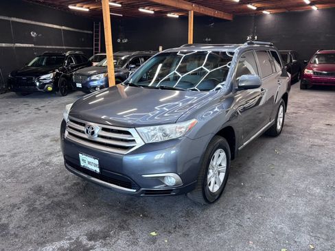 Used 2011 Toyota Highlander SE FWD image 3