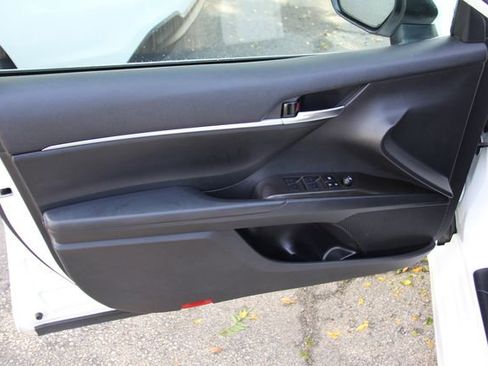 Used 2023 Toyota Camry SE image 14