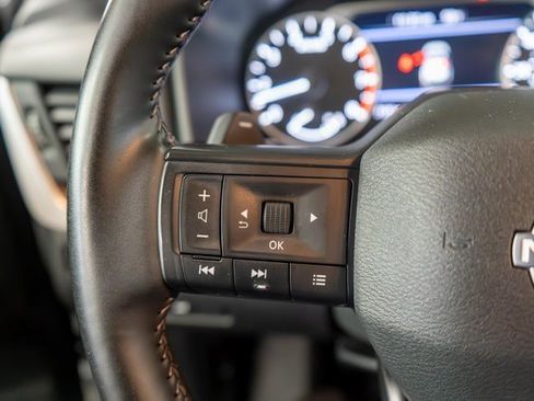 Used 2025 Nissan Rogue SV w/ SV Premium Package image 27