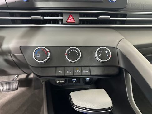 Certified 2025 Hyundai Elantra SE image 22