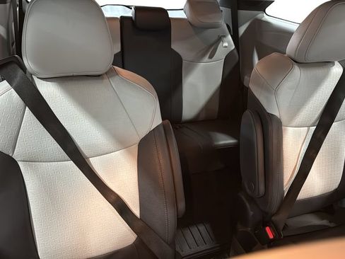 Used 2023 Toyota Sienna XSE AWD/4WD image 15