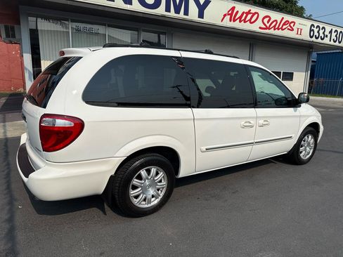 Used 2005 Chrysler Town & Country Touring FWD image 3