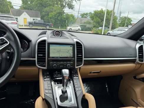 Used 2016 Porsche Cayenne w/ Premium Package AWD/4WD image 43