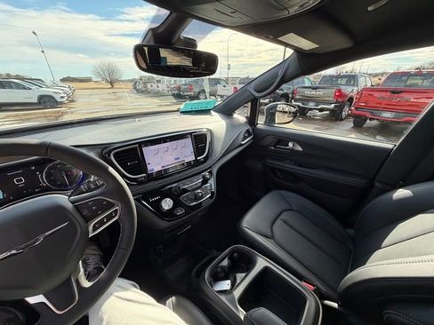 New 2026 Chrysler Pacifica Select image 19