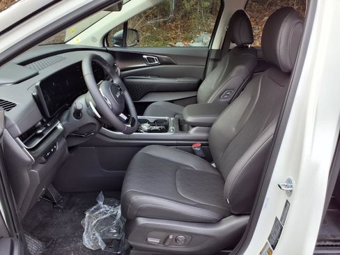 New 2026 Kia Carnival Hybrid FWD image 5
