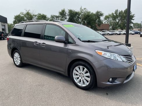 Used 2017 Toyota Sienna XLE w/ XLE Navigation Package AWD/4WD image 10