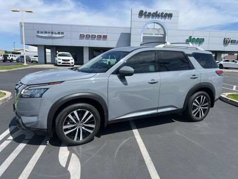 Used 2024 Nissan Pathfinder Platinum w/ Cargo Package FWD image 4