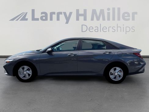 New 2026 Hyundai Elantra SE FWD image 3