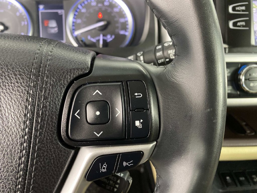 Used 2019 Toyota Highlander XLE AWD/4WD image 17