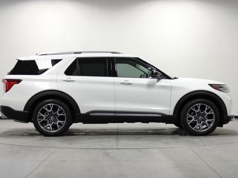 Used 2025 Ford Explorer Platinum w/ Ultimate Package image 3