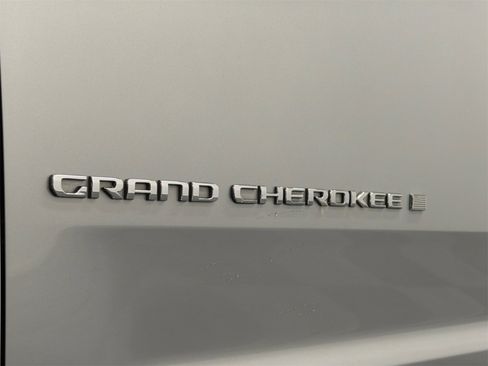 Used 2022 Jeep Grand Cherokee L Limited w/ Luxury Tech Group II image 15