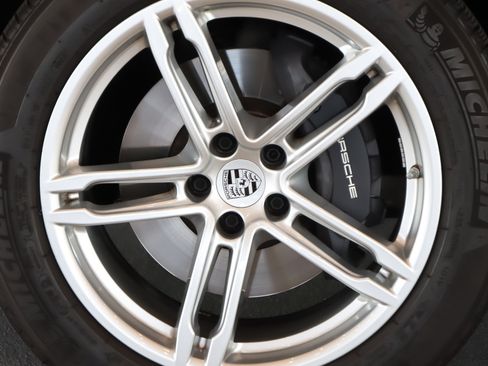 Certified 2026 Porsche Macan AWD/4WD image 13