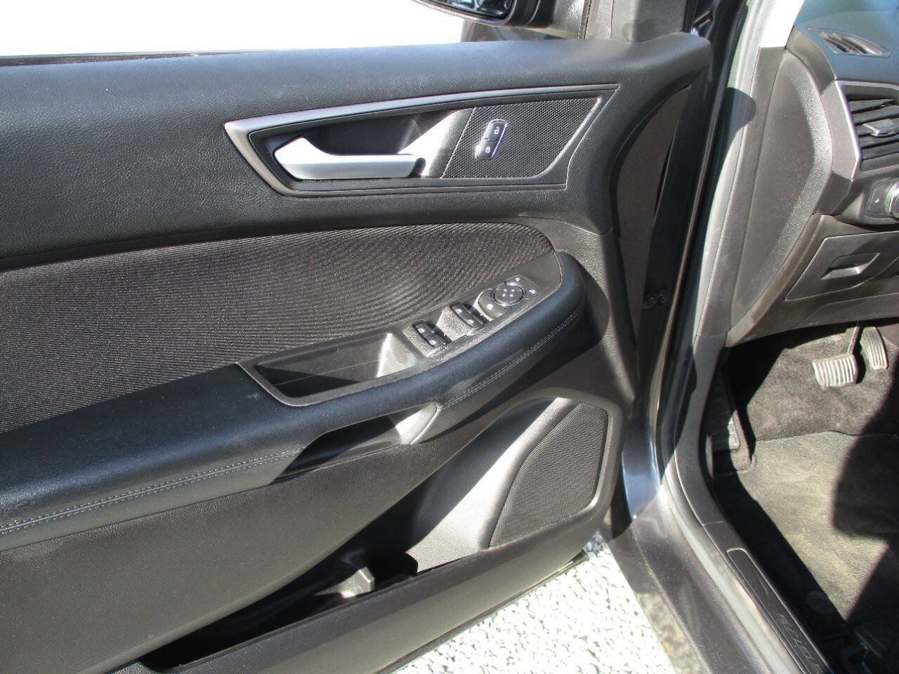 Used 2017 Ford Edge SE w/ Cargo Accessory Package FWD image 18