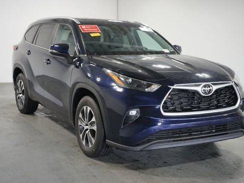 Certified 2023 Toyota Highlander XLE image 3