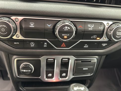 Used 2025 Jeep Wrangler Sport AWD/4WD image 16