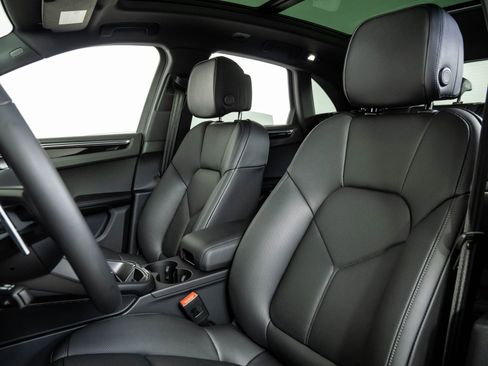 New 2026 Porsche Macan AWD/4WD image 5