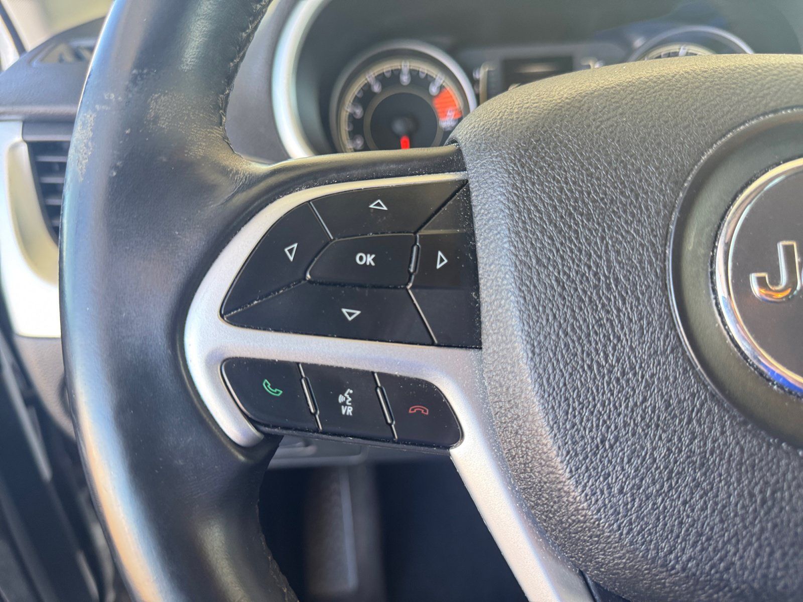 Used 2018 Jeep Cherokee Latitude Plus w/ Comfort/Convenience Group FWD image 13