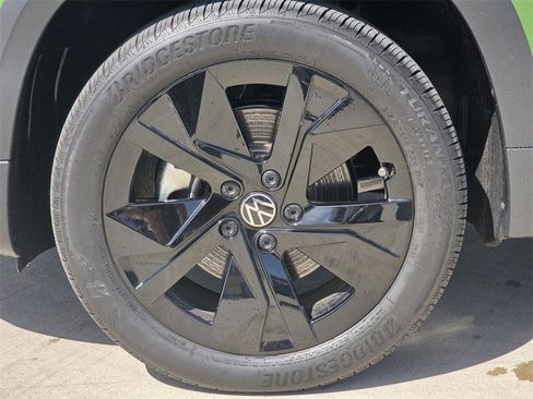 New 2025 Volkswagen Taos SE image 8