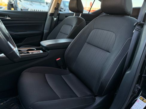 Used 2024 Nissan Altima 2.5 SV w/ SV Premium Package image 9