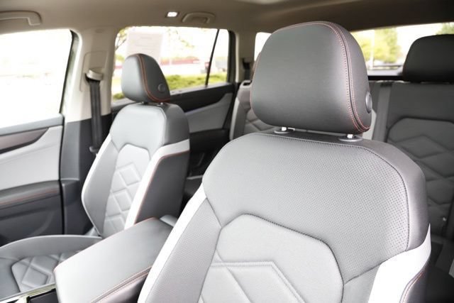 Used 2025 Volkswagen Atlas Peak Edition SE AWD/4WD image 15