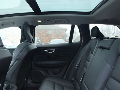 Used 2025 Volvo V60 B5 Cross Country Plus image 32