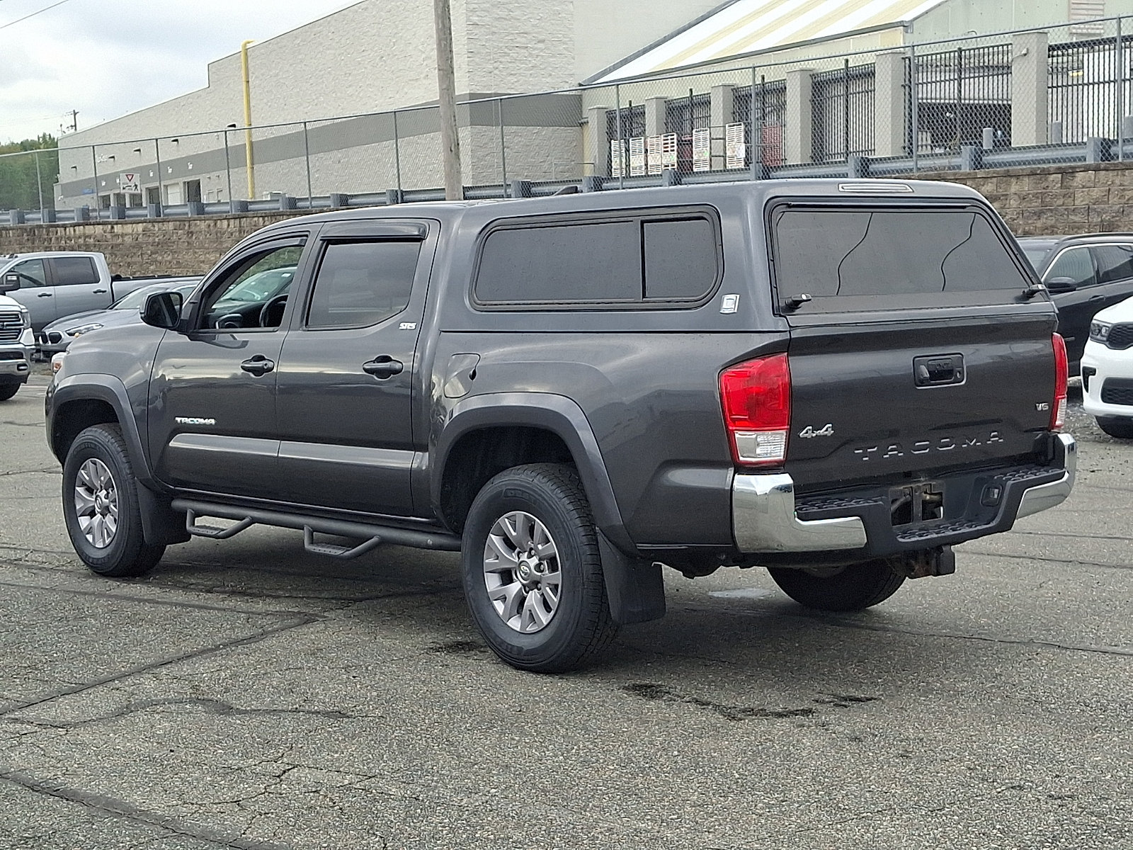 Used 2017 Toyota Tacoma SR5 w/ Tow Package AWD/4WD image 4